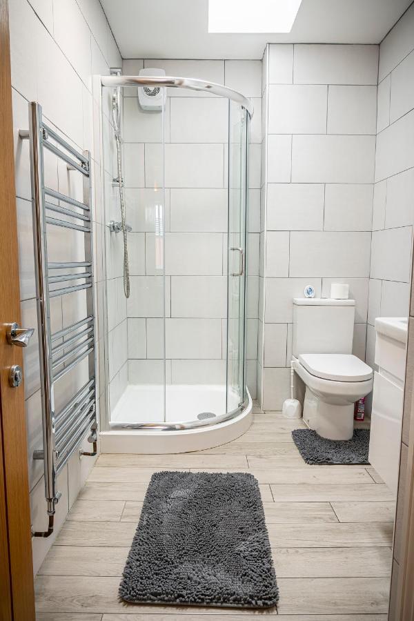 Spacious 1-bedroom With Free Private Parking Apartment Swansea