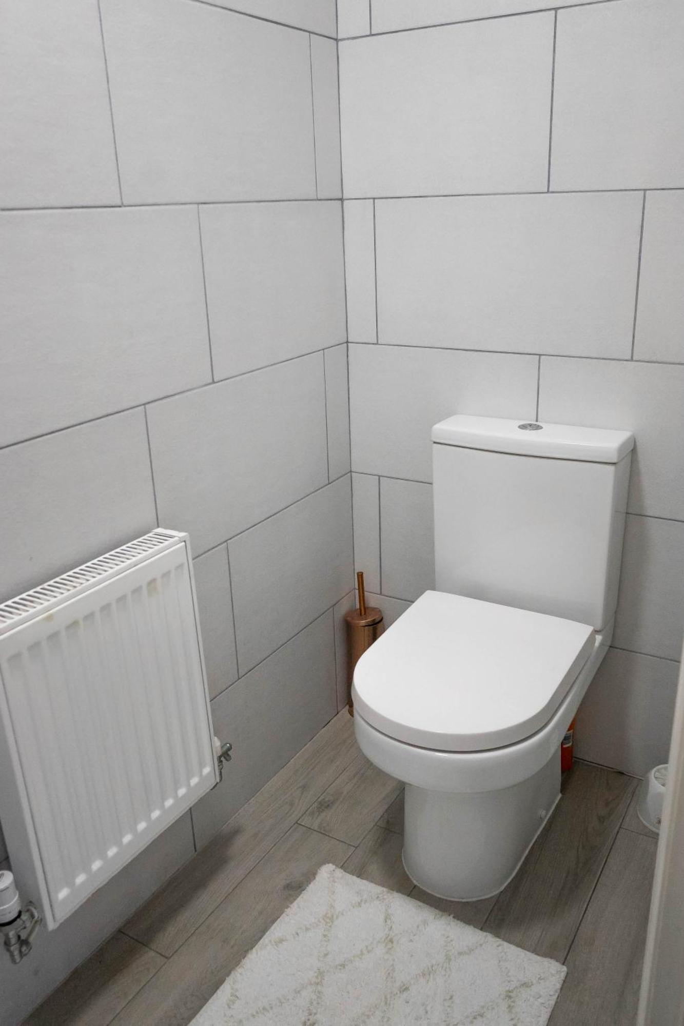 Spacious 1-bedroom With Free Private Parking Apartment