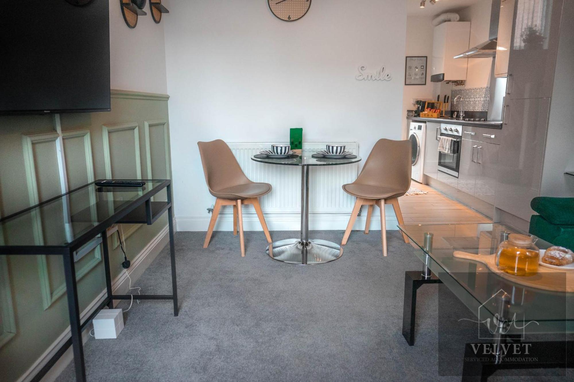Apartment Spacious 1-bedroom With Free Private Parking *