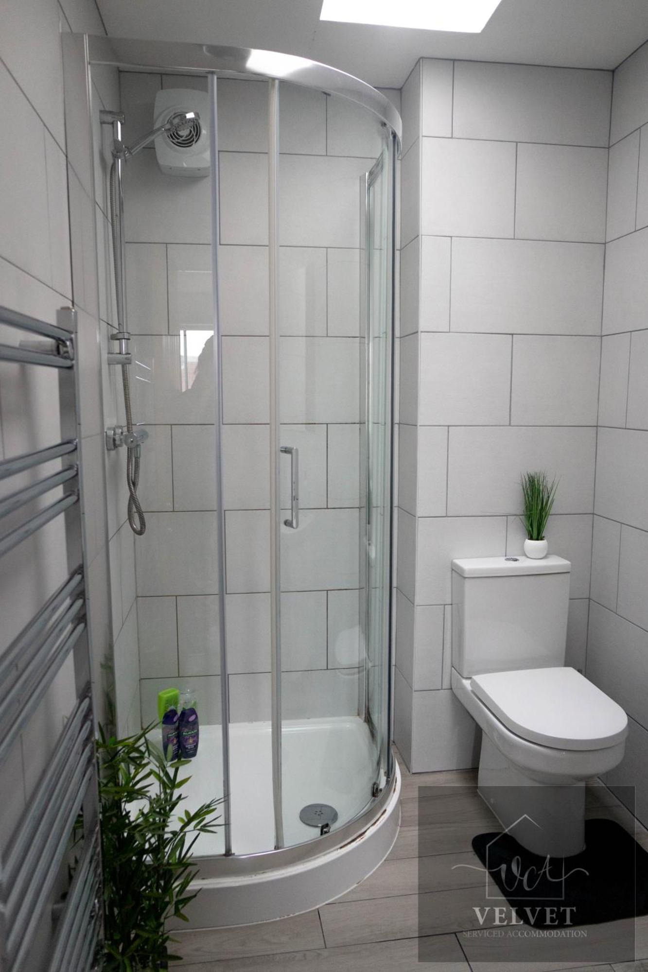 Spacious 1-bedroom With Free Private Parking Swansea